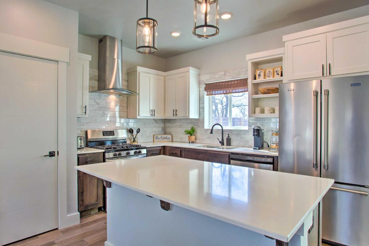 Stylish Okc Farmhouse With Garden - Close To Ou オクラホマシティ エクステリア 写真