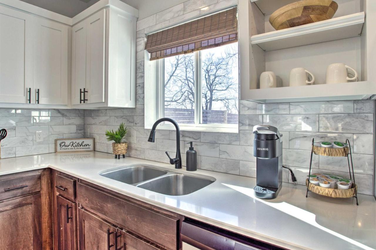Stylish Okc Farmhouse With Garden - Close To Ou オクラホマシティ エクステリア 写真