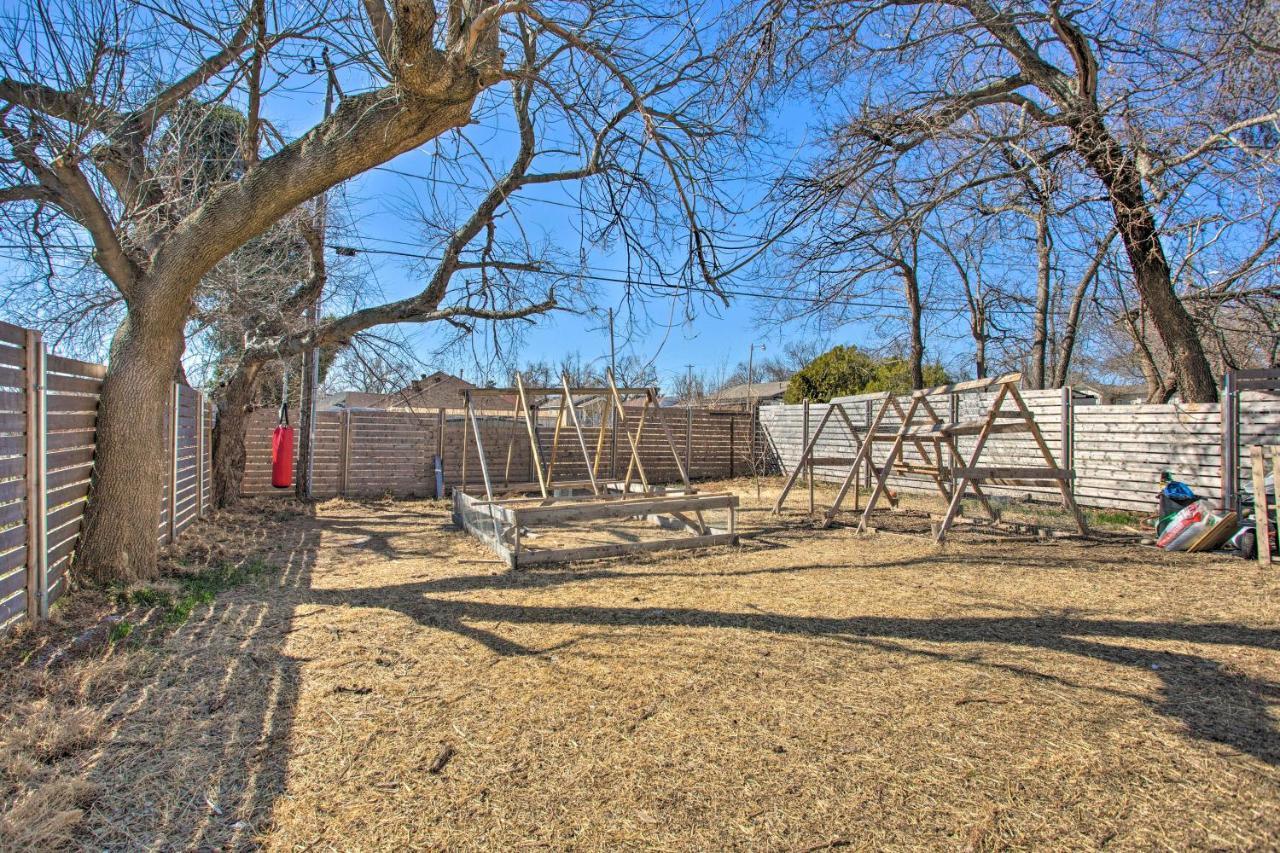 Stylish Okc Farmhouse With Garden - Close To Ou オクラホマシティ エクステリア 写真
