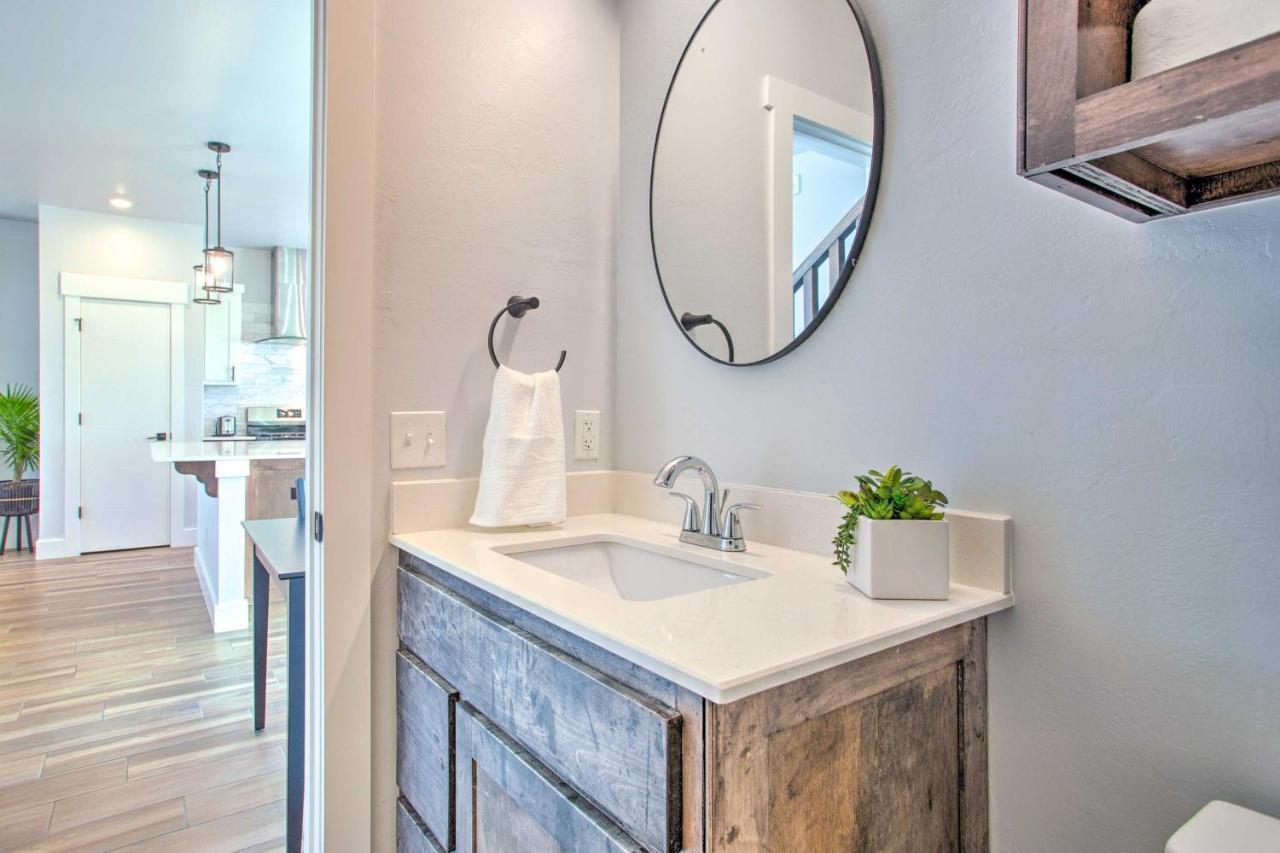 Stylish Okc Farmhouse With Garden - Close To Ou オクラホマシティ エクステリア 写真