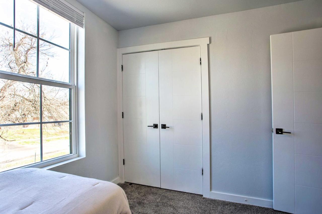 Stylish Okc Farmhouse With Garden - Close To Ou オクラホマシティ エクステリア 写真